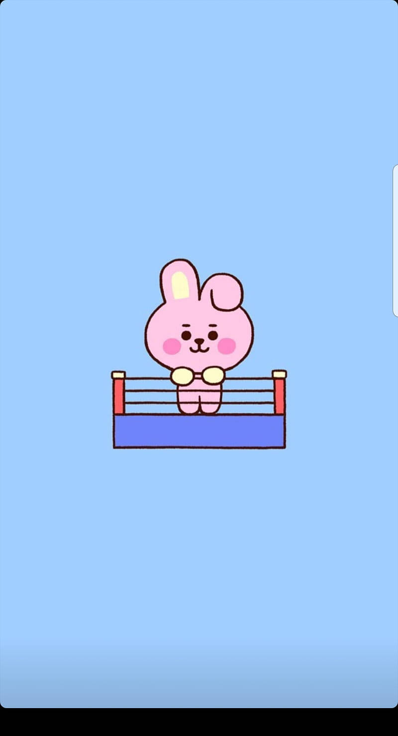 Cooky BT21 站在圓環上 壁紙 — 一隻可愛的粉紅色卡通兔子站在拳擊場上，背景是純淺藍色。