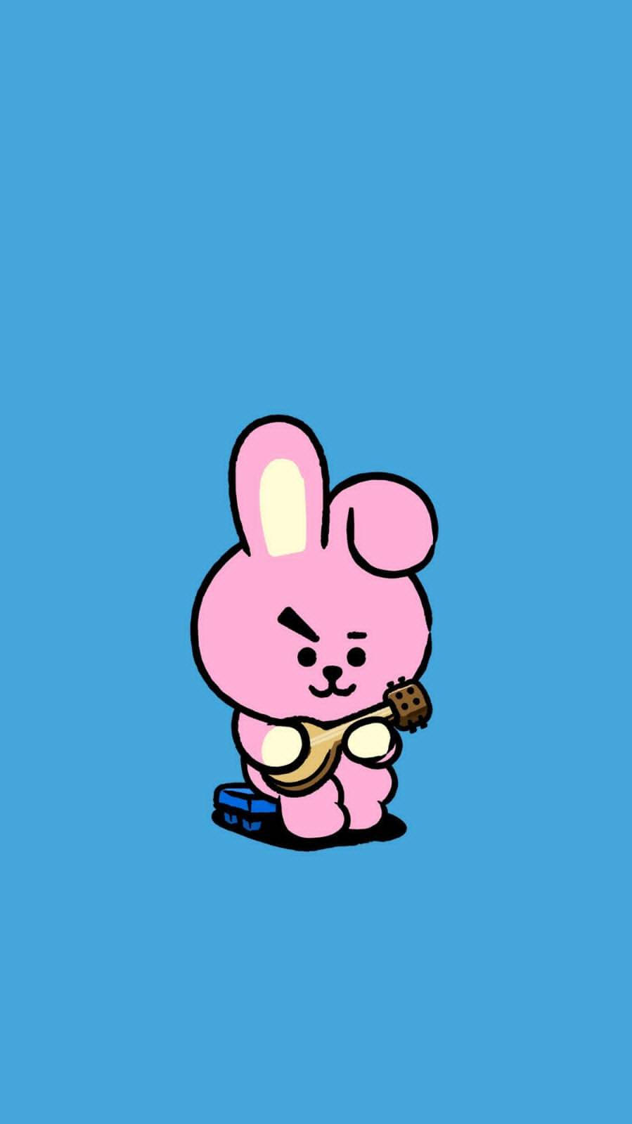 Cooky BT21彈奏烏克麗麗 壁紙 — 一隻可愛的粉紅色卡通兔子帶著憤怒的表情，在純藍色背景前彈奏一把小結他。