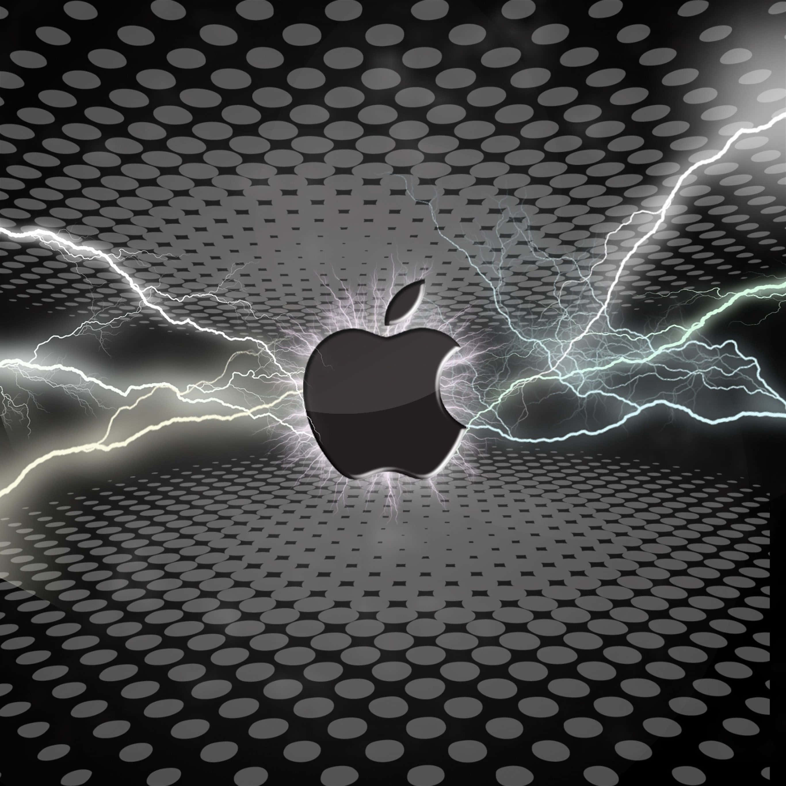 時尚蘋果閃電效果 壁紙 — 一個時尚的黑色Apple標誌在金屬穿孔背景上散發出電光。
