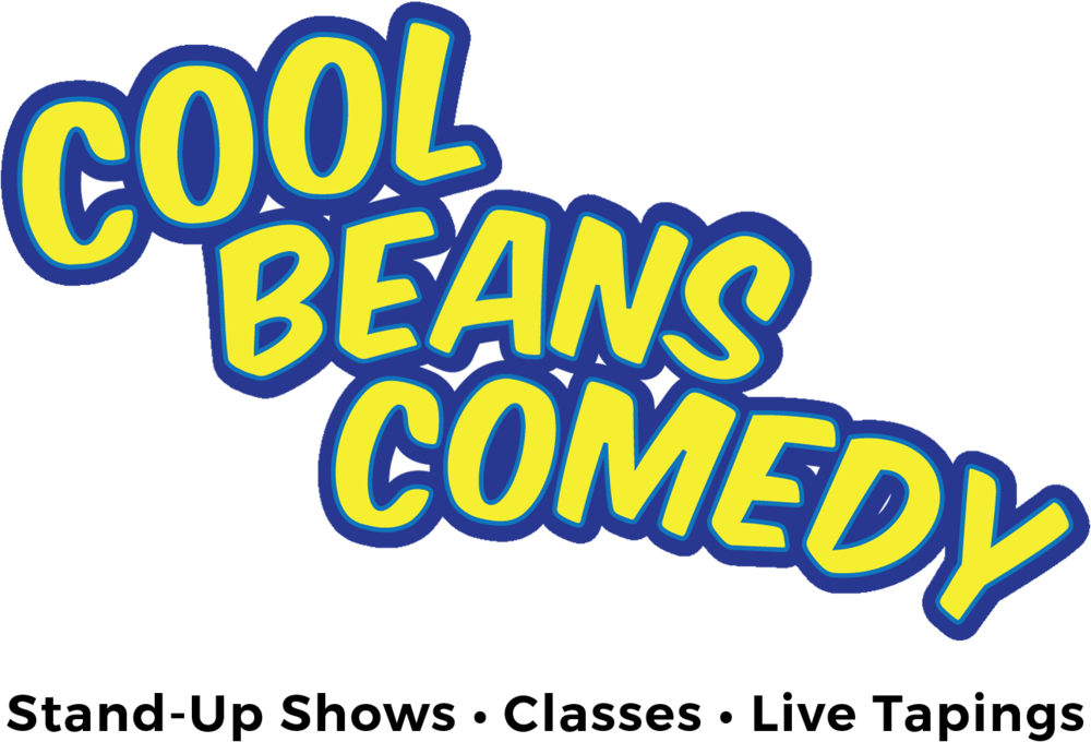 Cool Beans 喜劇俱樂部標誌 壁紙 — 大膽的黃色文字配上藍色輪廓，在純黑色背景上拼出「COOL BEANS COMEDY」。