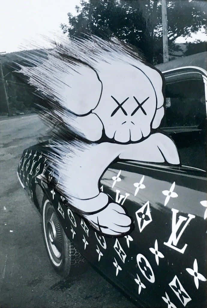 一輛黑色復古汽車，帶有白色路易威登圖案和卡通骷髏塗鴉設計。