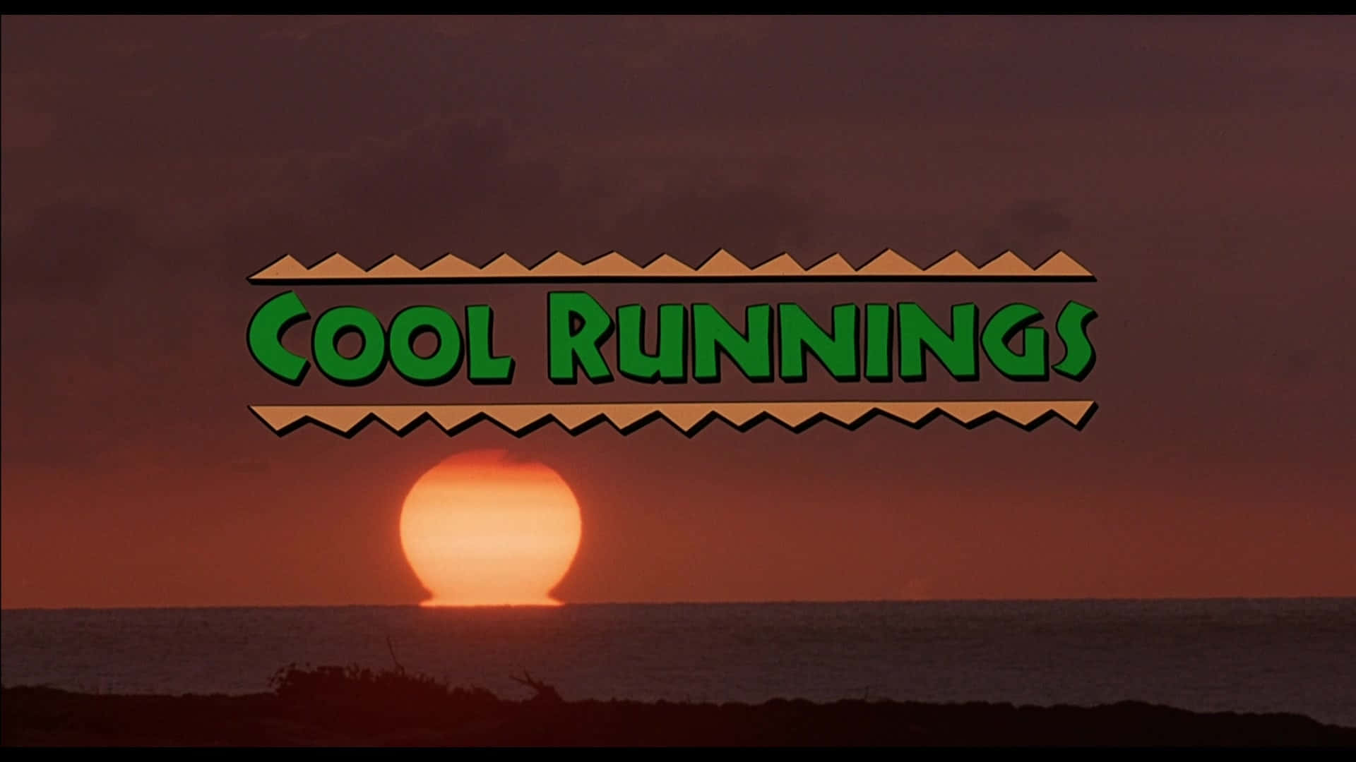  壁紙 — 「Cool Runnings」標題在海洋上空熾熱的日落背景下發出綠色光芒，地平線上有巨大的太陽。