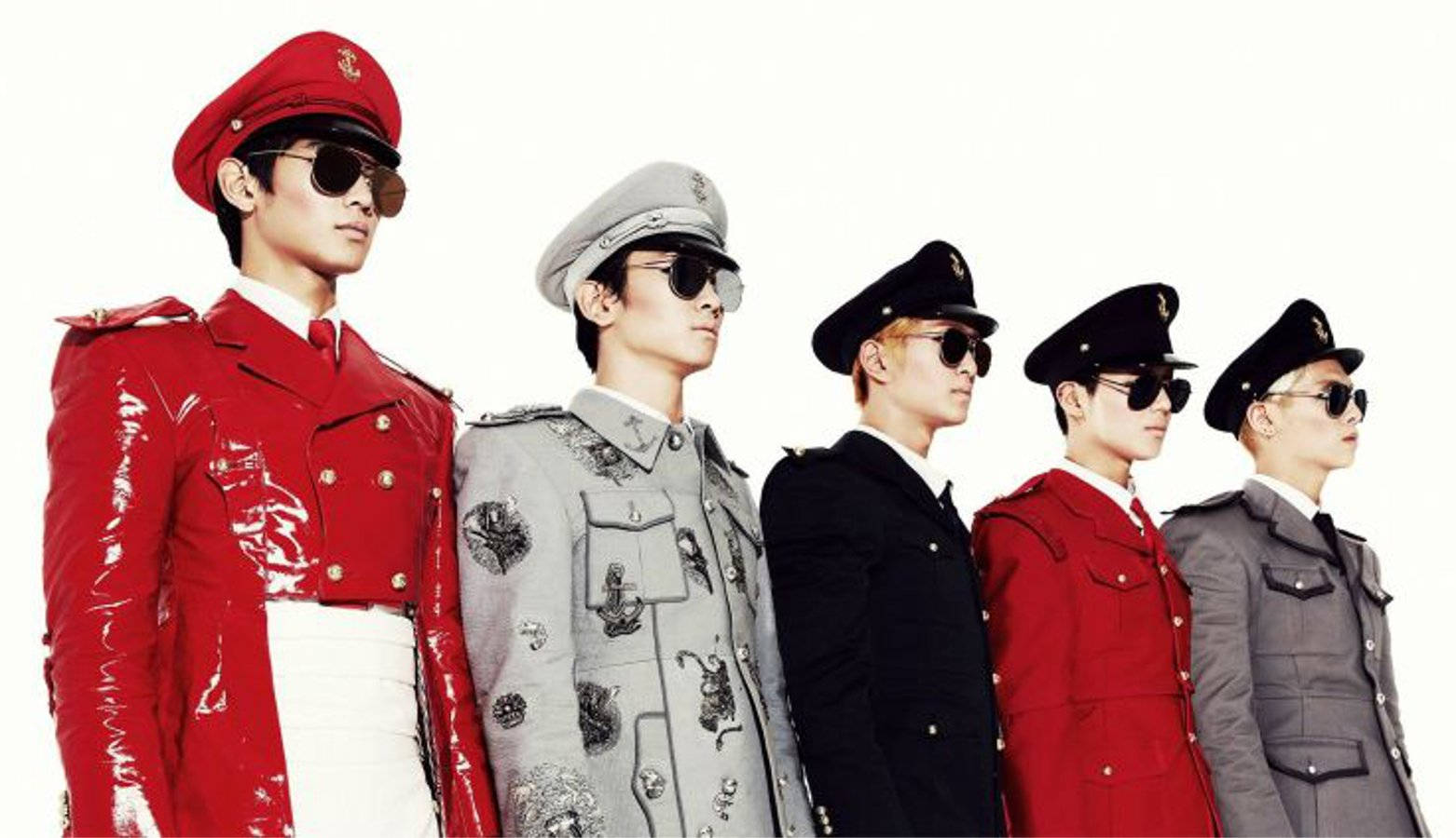 Cool Shinee Members 壁紙 — 五名身穿光澤軍事風格制服、戴著太陽眼鏡的男子，在純白背景前站成一排。