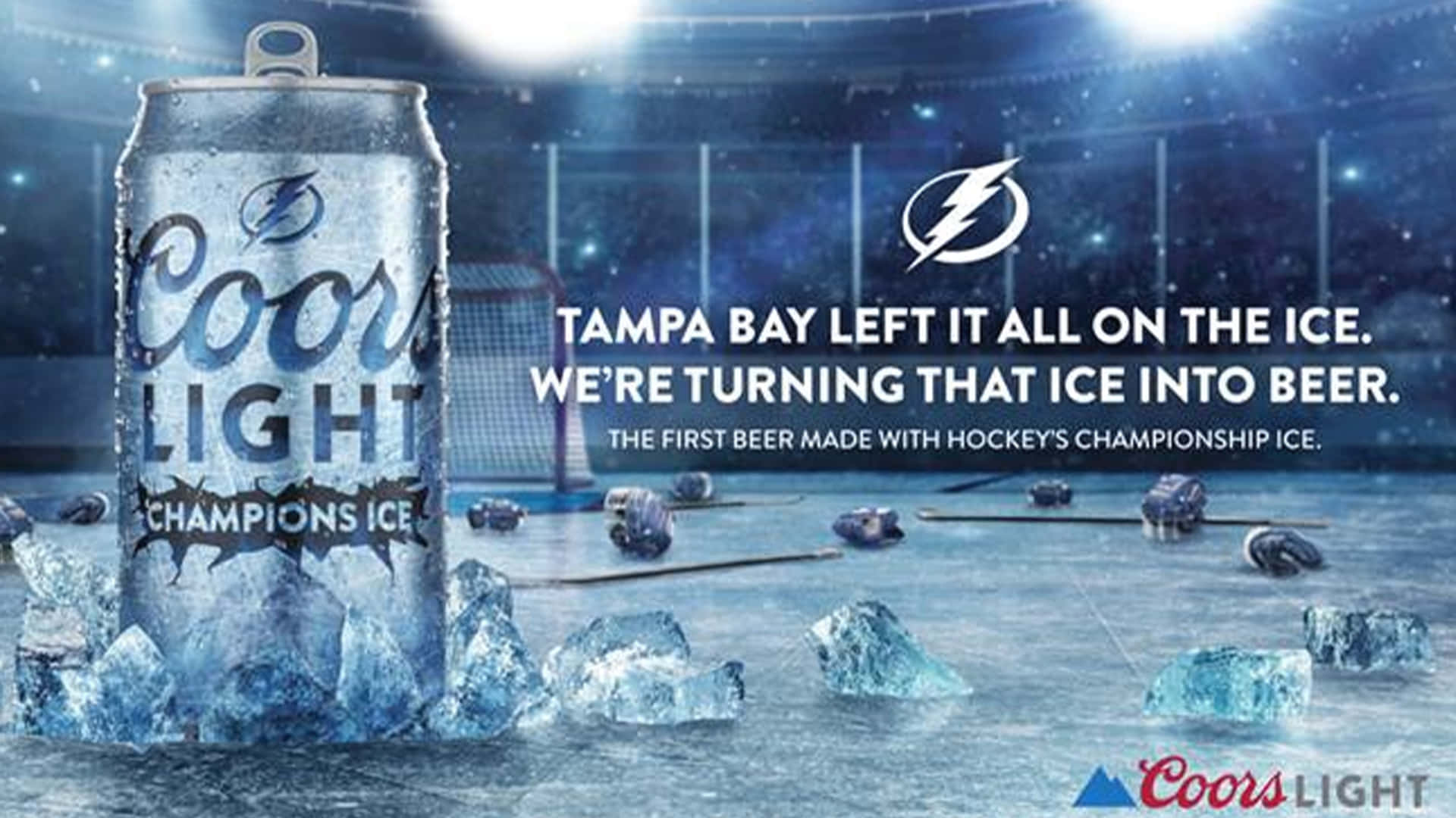 Coors Light Champions Ice 啤酒罐放在冰上，背景有冰球和冰球場。