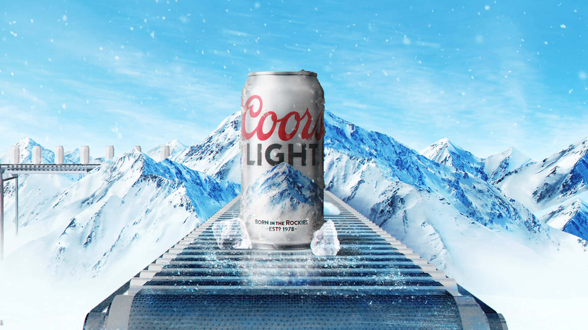 Coors Light啤酒罐放在積雪傳送帶上，以山脈為背景。