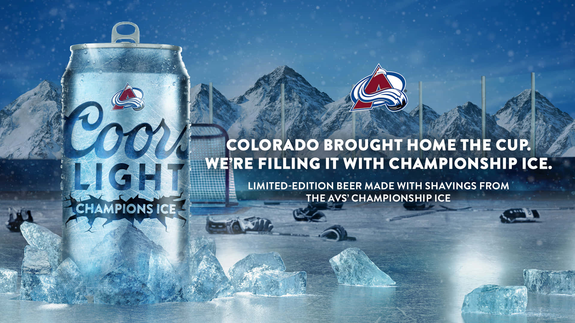 Coors Light Champions Ice 啤酒罐放在冰上，背景是白雪覆蓋的山脈和冰球裝備，夜晚。