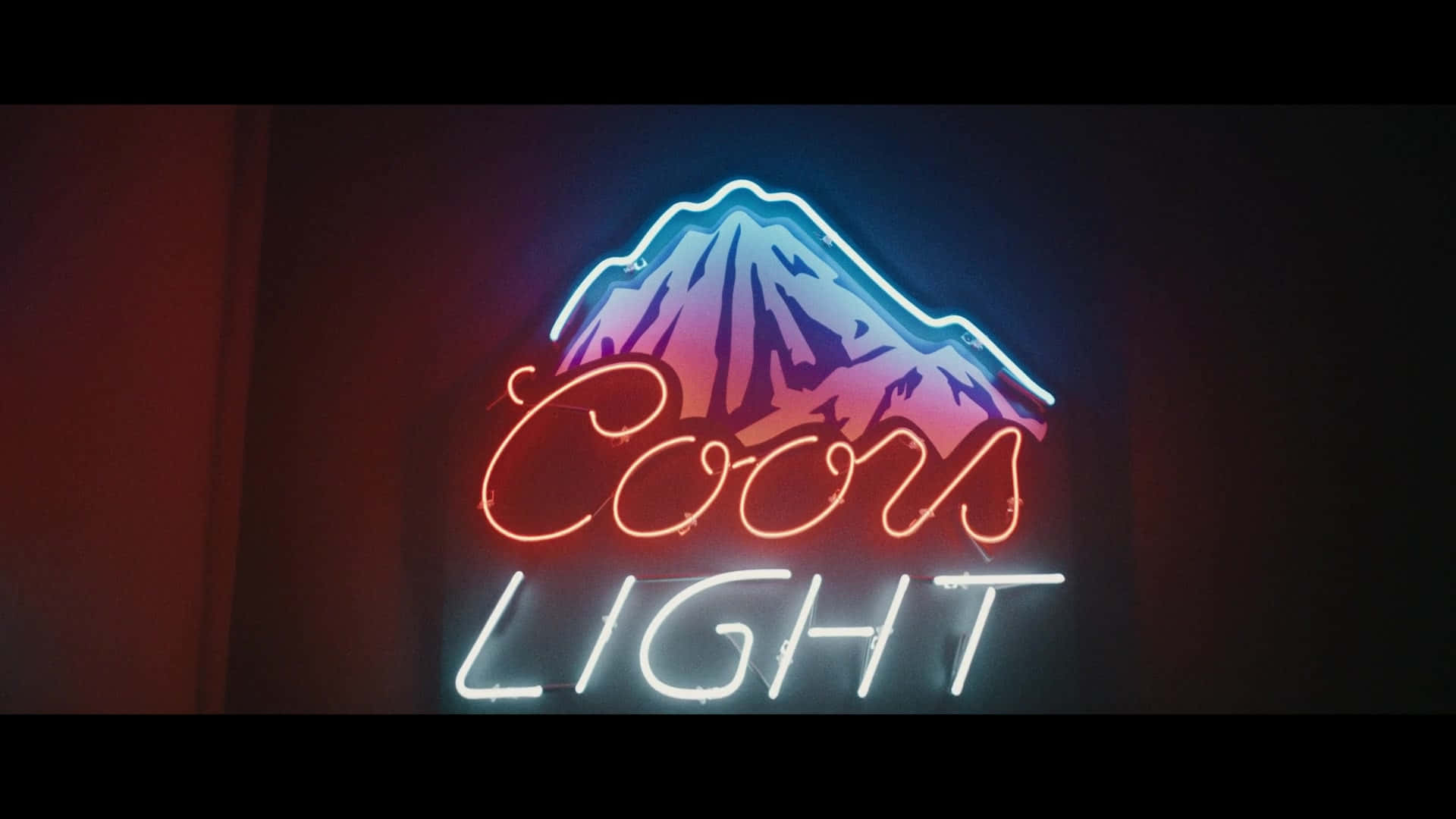 Coors Light霓虹燈牌，帶有藍色和粉紅色發光的山脈設計。