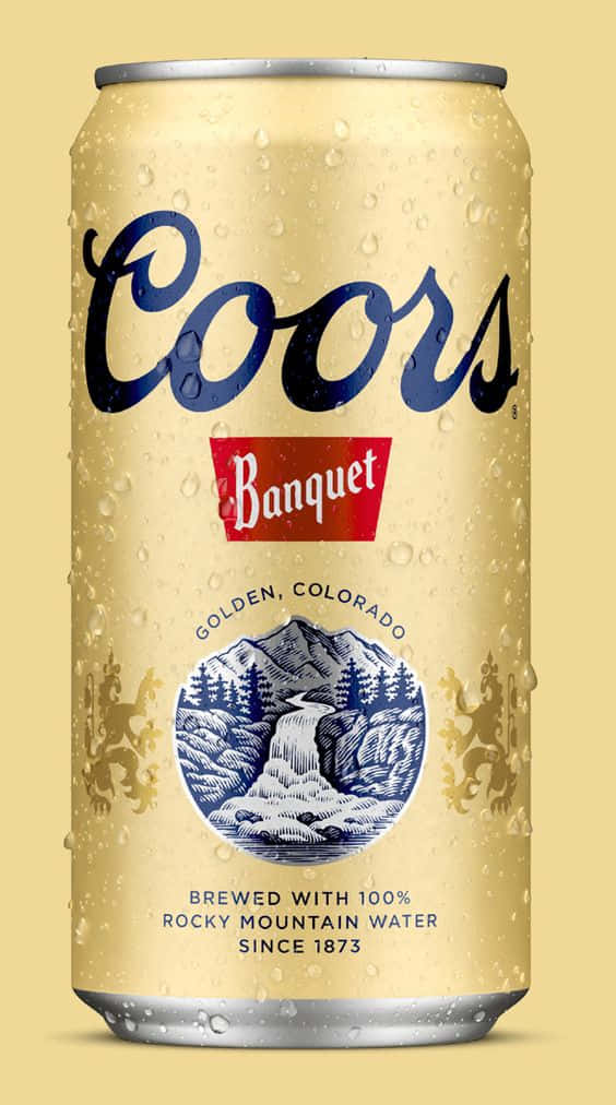 冰凍的Coors Banquet啤酒罐，帶有山景和冷凝水滴。