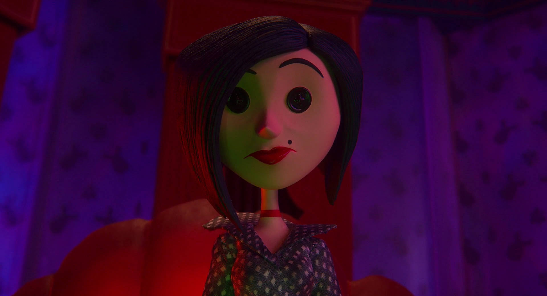 Coraline 母親鈕扣眼 壁紙 — 一個風格化的動畫女孩，深色頭髮和紅唇，坐在一個昏暗的房間裡，沐浴在紫色和紅色的光線中。