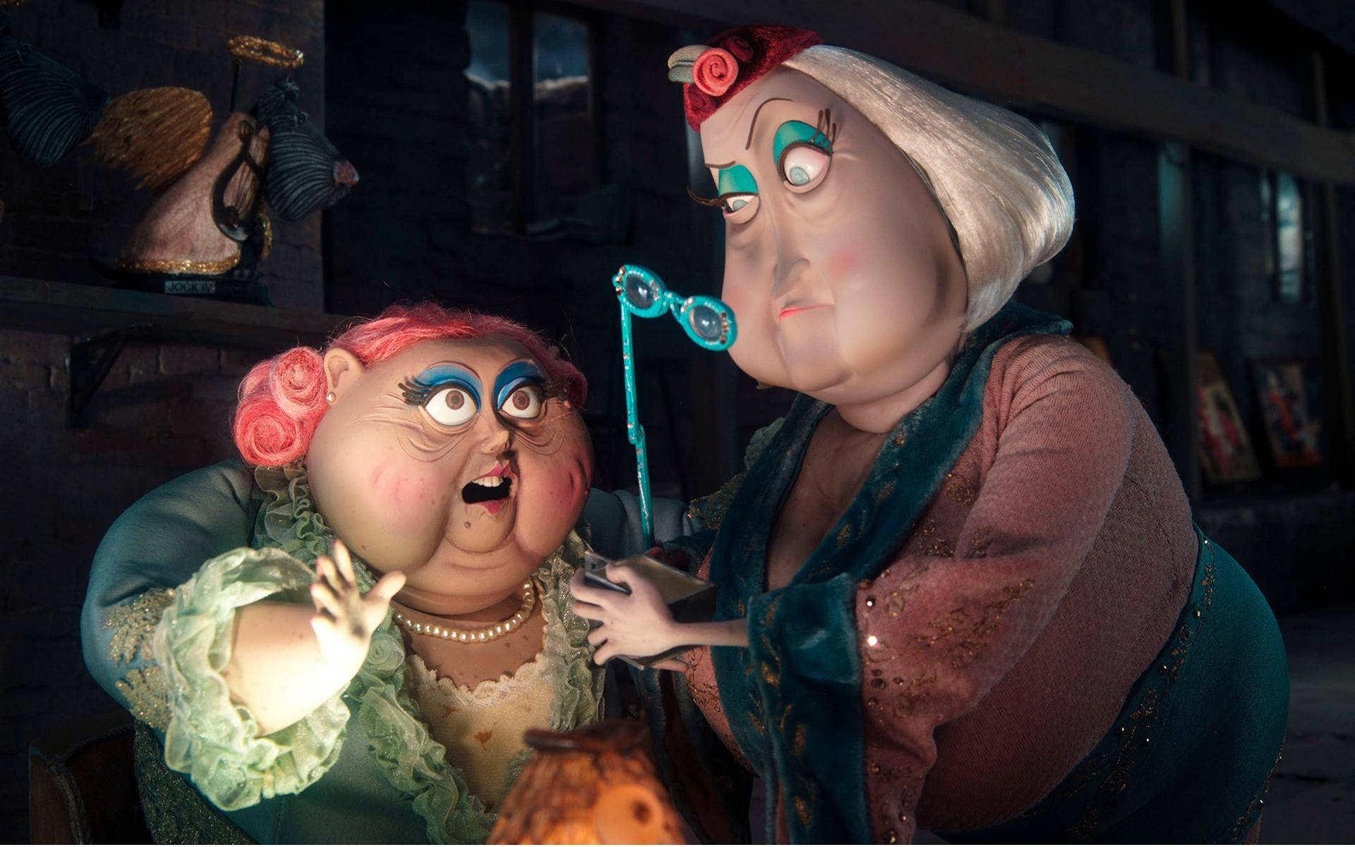 Coraline 魔法姐妹 Miss Spink 與 Miss Forcible 壁紙 — 兩個誇張的卡通角色，化著大膽的妝容，表情豐富，在一個光線昏暗、雜亂的房間裡互動。