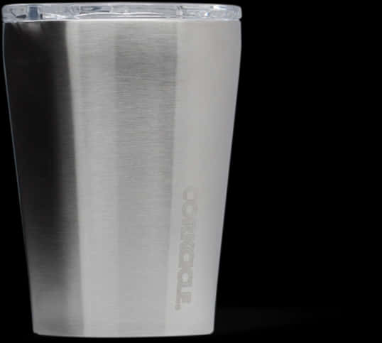 不鏽鋼保溫杯 CORKCICLE 品牌標誌 壁紙 — 一個時尚的拉絲不鏽鋼杯，配有透明蓋子，孤立地立在純黑色背景前。
