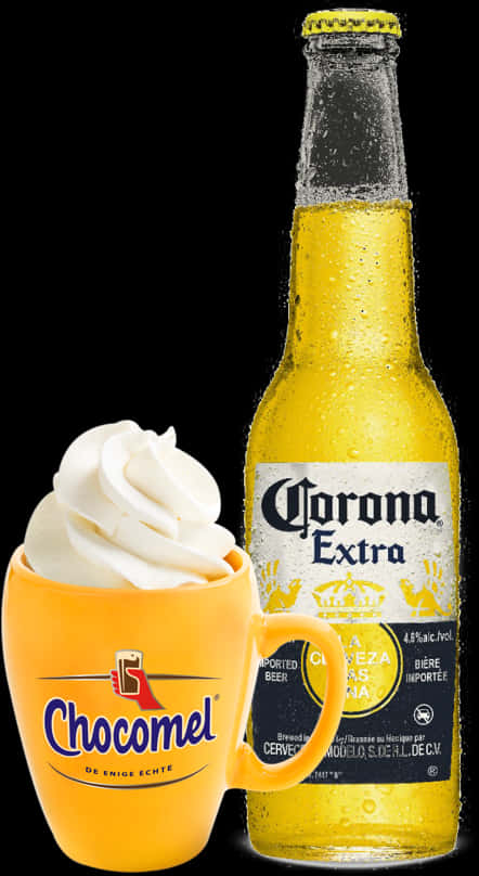 Corona Extra啤酒與Chocomel杯 壁紙 — 冰凍的Corona Extra啤酒瓶旁邊放著一個黃色Chocomel杯，上面有忌廉，背景為黑色。