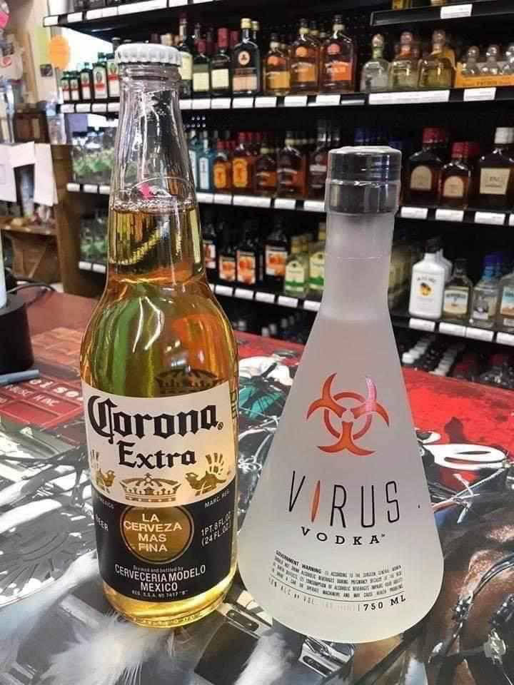 Corona Extra搭配Virus伏特加 壁紙 — 一瓶Corona Extra啤酒和一瓶「Virus Vodka」放在酒舖通道的反光表面上。