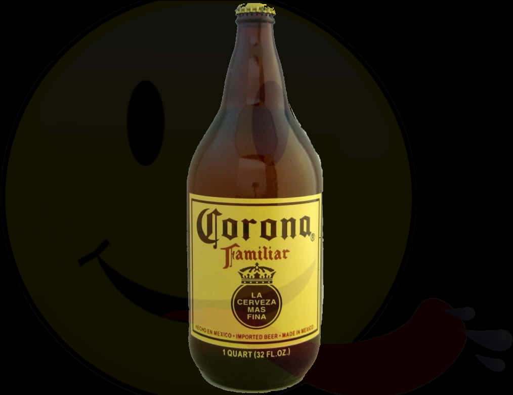 Corona Familiar啤酒瓶 壁紙 — 一瓶 Corona Familiar 啤酒瓶居中立在深色背景上，帶有模糊的笑臉剪影。