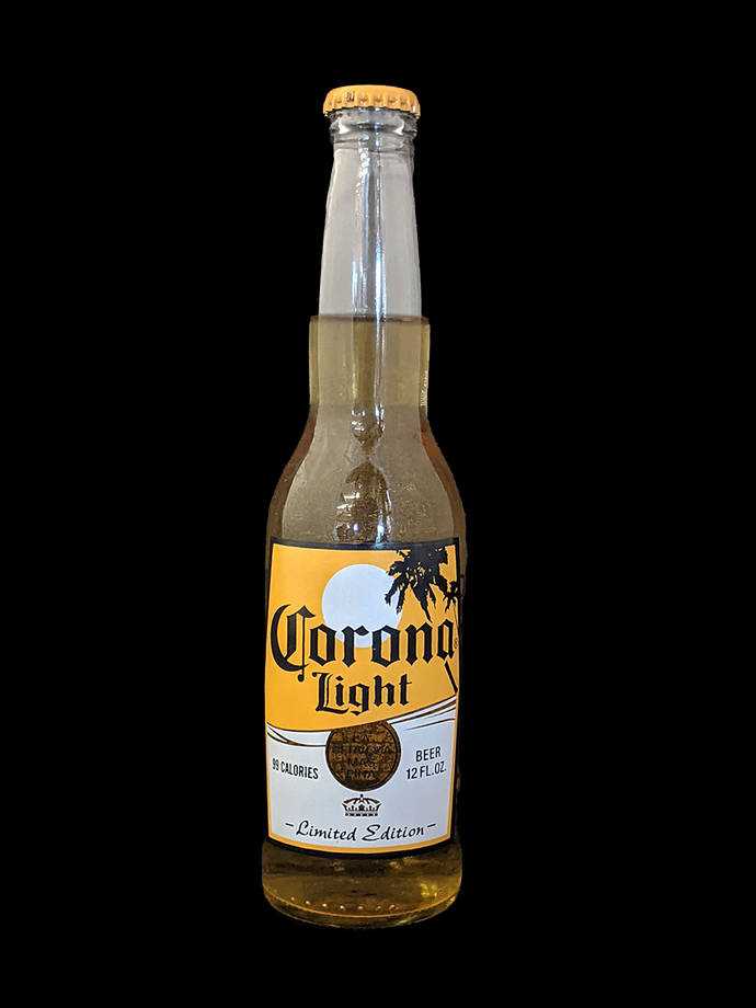 Corona Light 啤酒限量版 壁紙 — 一個Corona Light啤酒瓶，帶有黃色標籤和橙色瓶蓋，孤立地立在純黑色背景上。