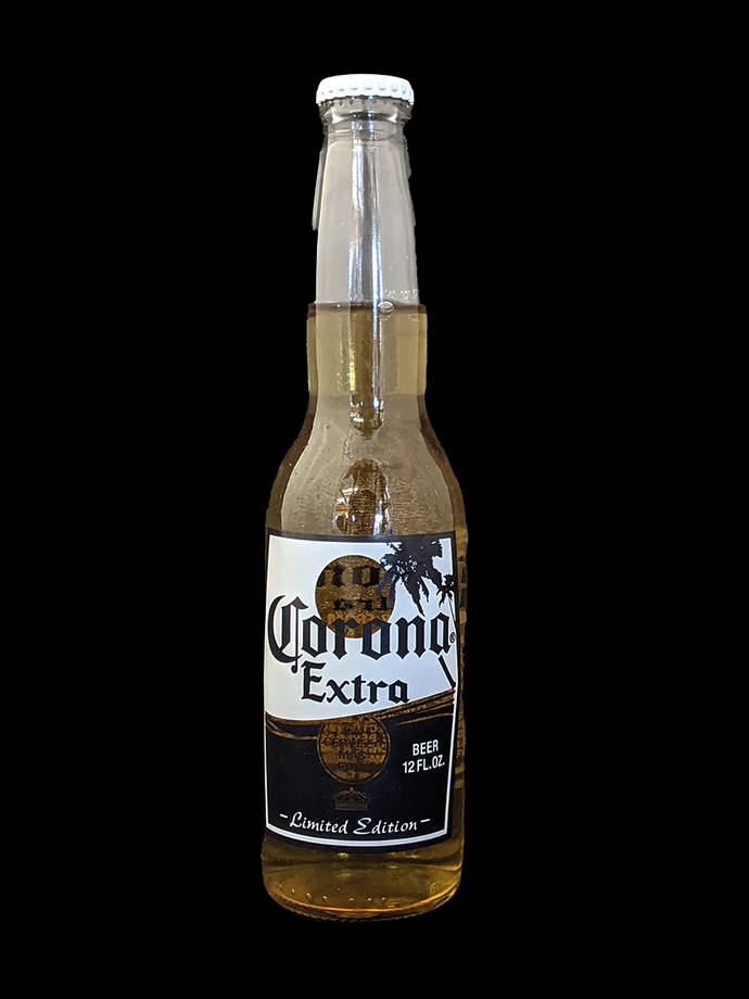 Corona 啤酒限量版 壁紙 — 一瓶帶有限量版標籤的Corona Extra啤酒瓶，孤立地立在純黑色背景上。