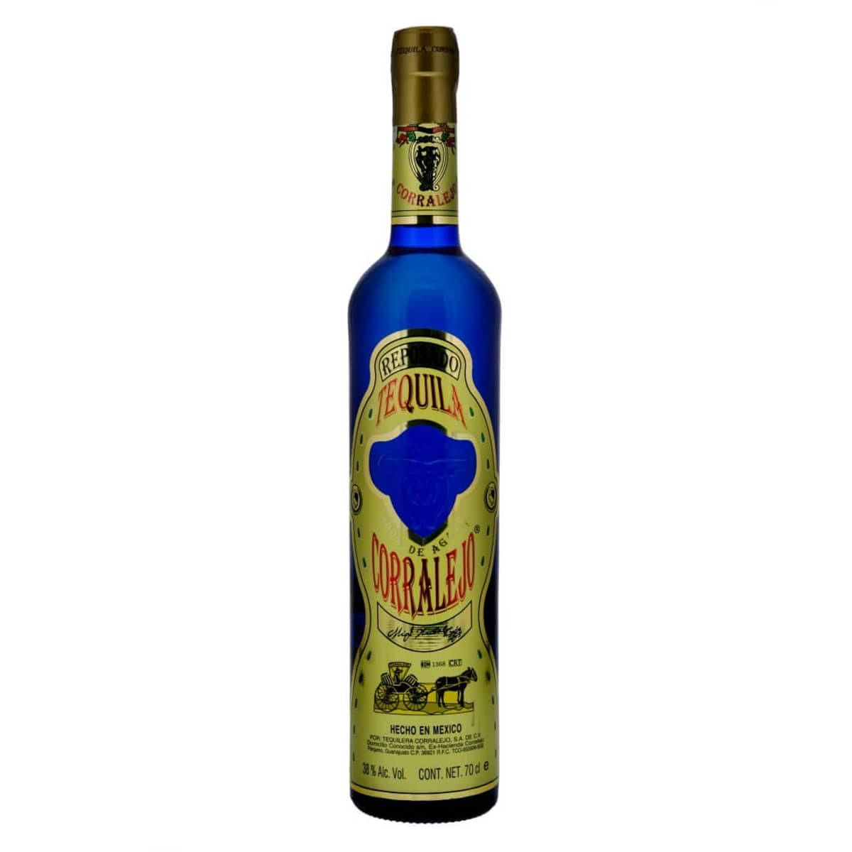 Corralejo藍瓶陳年龍舌蘭酒 壁紙 — 一瓶充滿活力的藍色Corralejo龍舌蘭酒瓶孤立地矗立在純白背景上，展示其華麗的金色和黃色標籤。