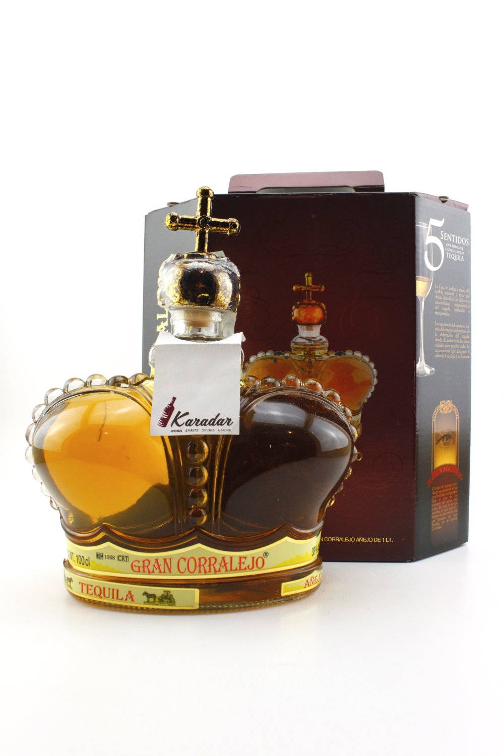 精緻 Corralejo 蒸餾 Gran Anejo 瓶 壁紙 — 一個帶有金色點綴和琥珀色液體的皇冠形龍舌蘭酒瓶，放在白色背景上的深色盒子旁邊。