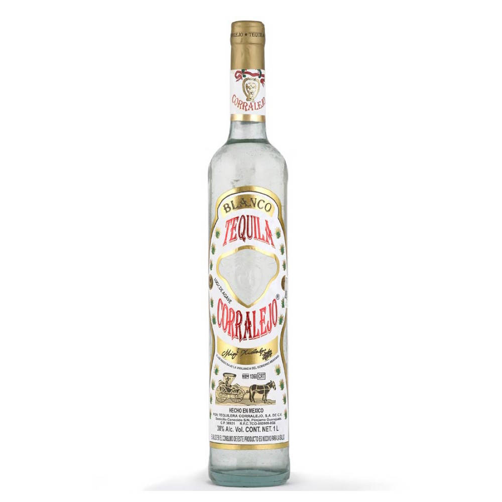 一瓶透明的Corralejo Blanco Tequila，帶有金色和紅色標籤，置於白色背景上。