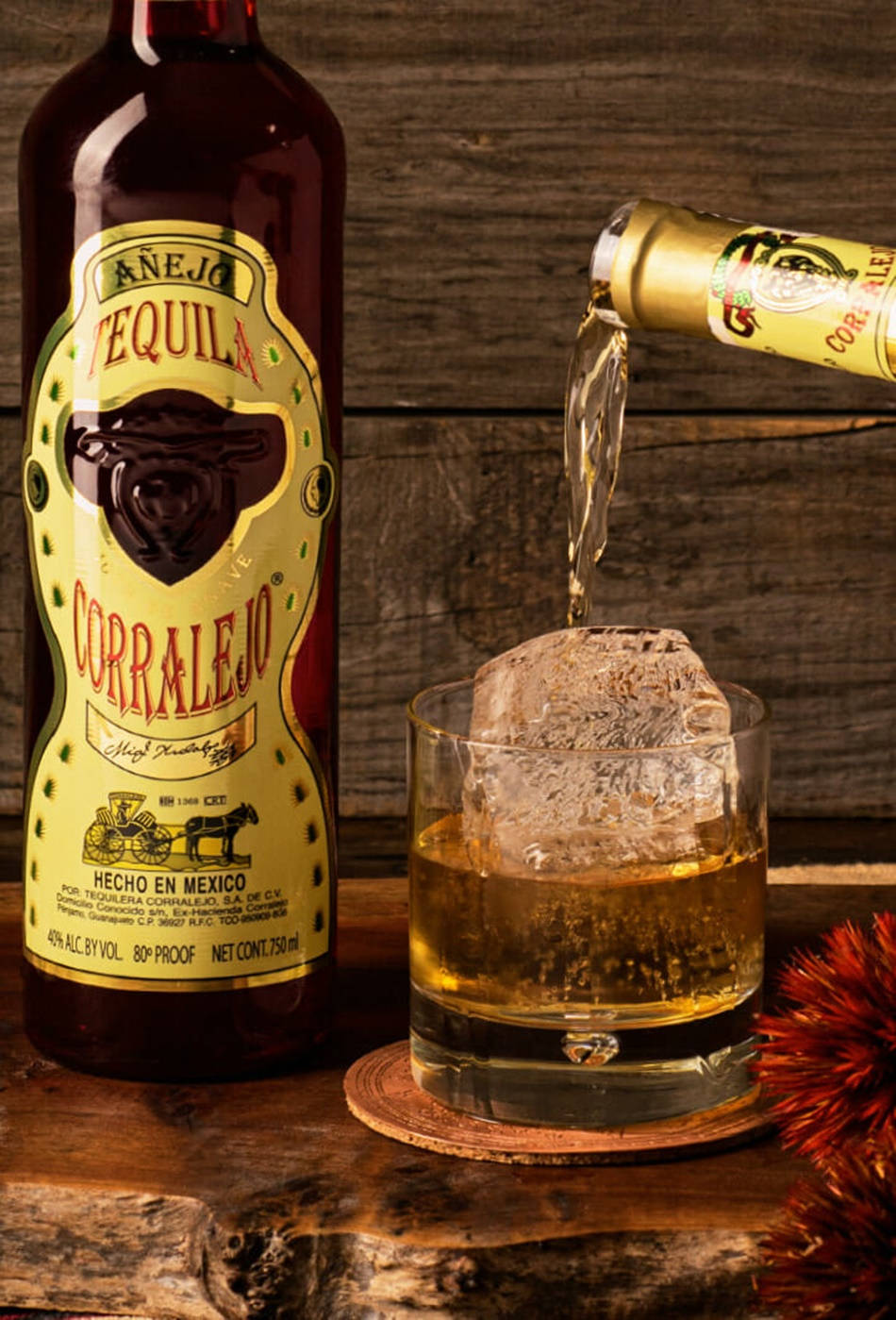 Corralejo 龍舌蘭酒被倒入一個放在木桌上的加冰玻璃杯中。