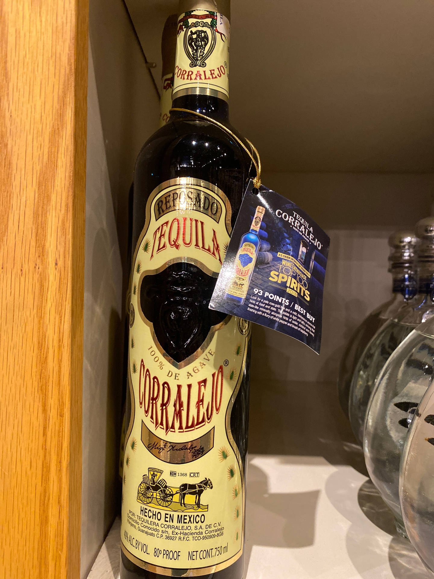 一個Corralejo Reposado龍舌蘭酒瓶放在架子上，帶有藍色獎勵標籤。