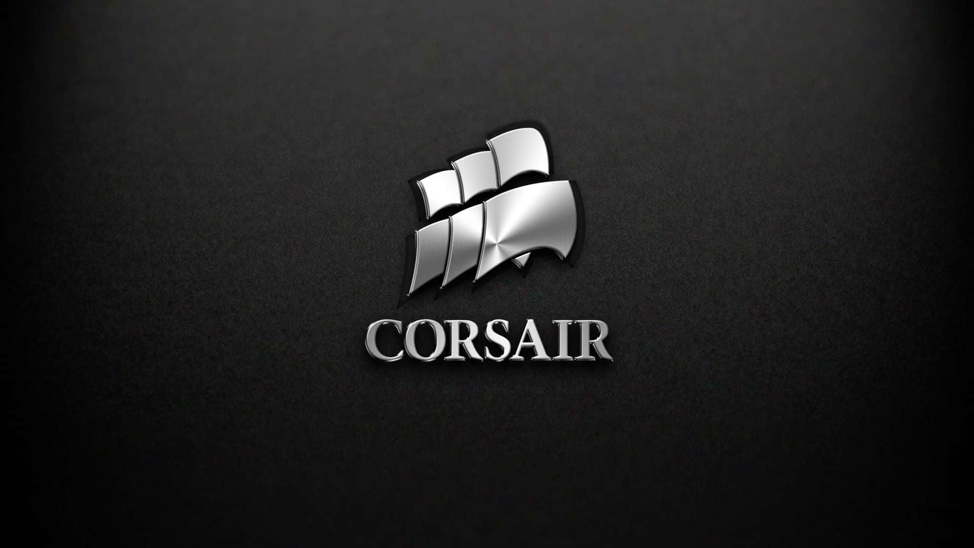 以Corsair提升您的遊戲體驗 壁紙 — 閃亮銀色 Corsair 標誌，帶有三個帆，位於紋理黑色背景上。