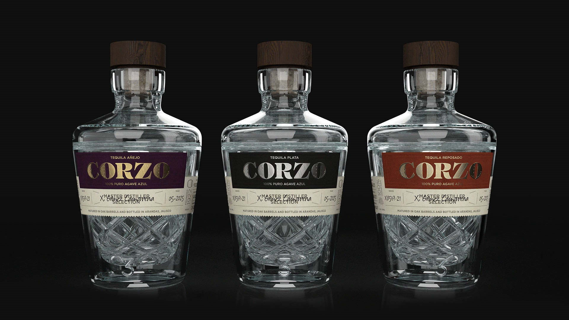 三款帶有不同顏色標籤的Corzo龍舌蘭酒瓶展示在黑色表面上。