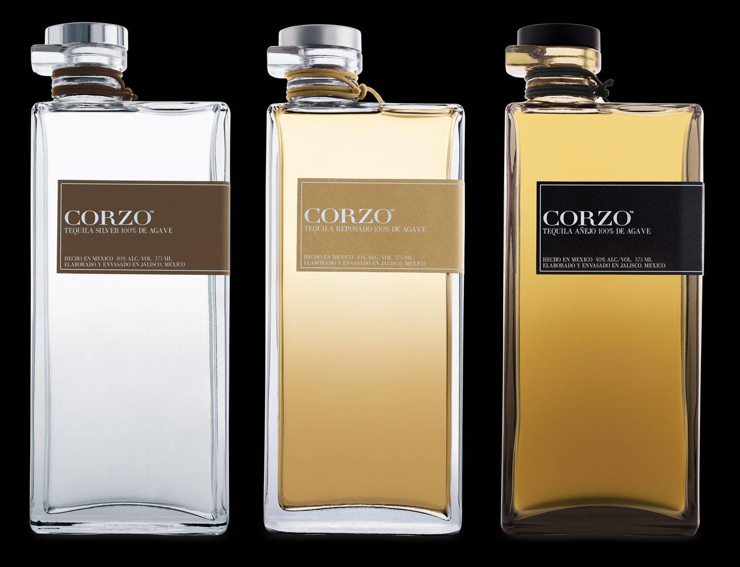 三瓶Corzo龍舌蘭酒，裝有清澈琥珀色液體，背景為黑色。
