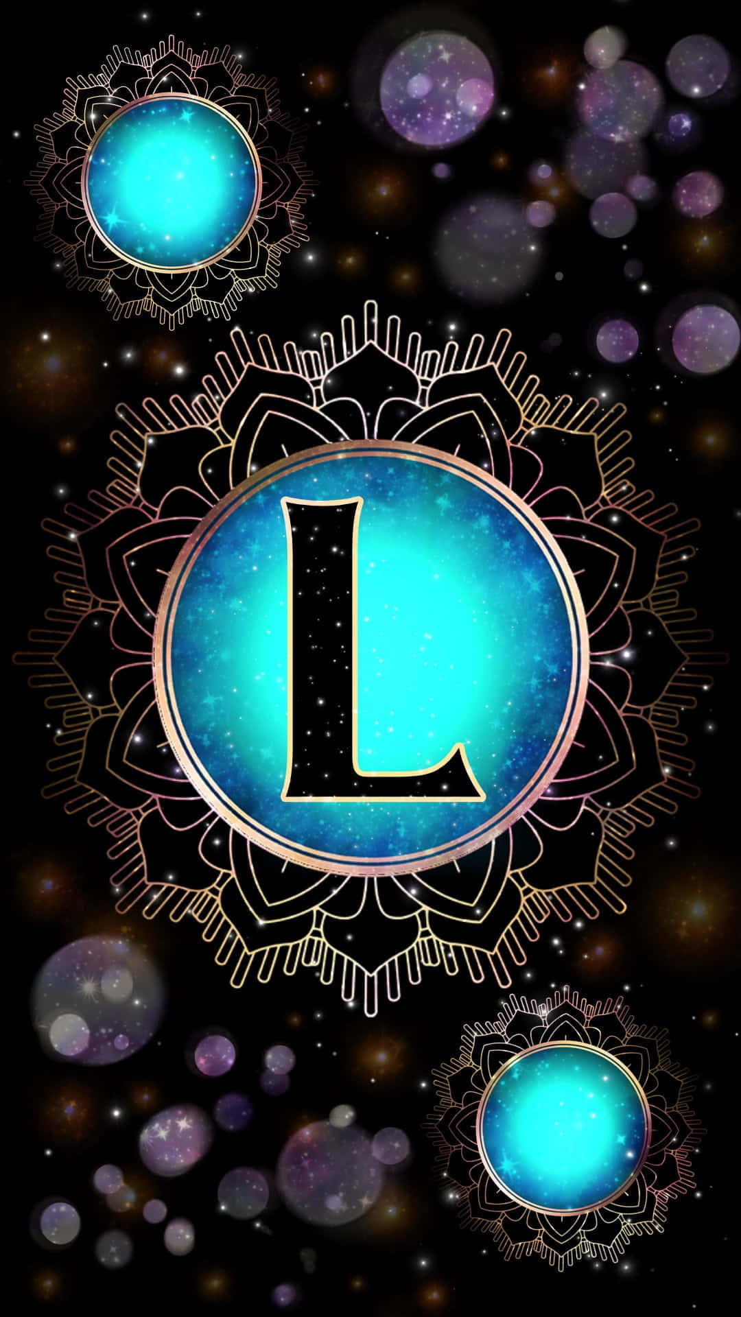 L 桌布 壁紙 — 一個宇宙字母L在裝飾性曼陀羅框架內發光，背景是星空黑色背景和紫色散景燈光。