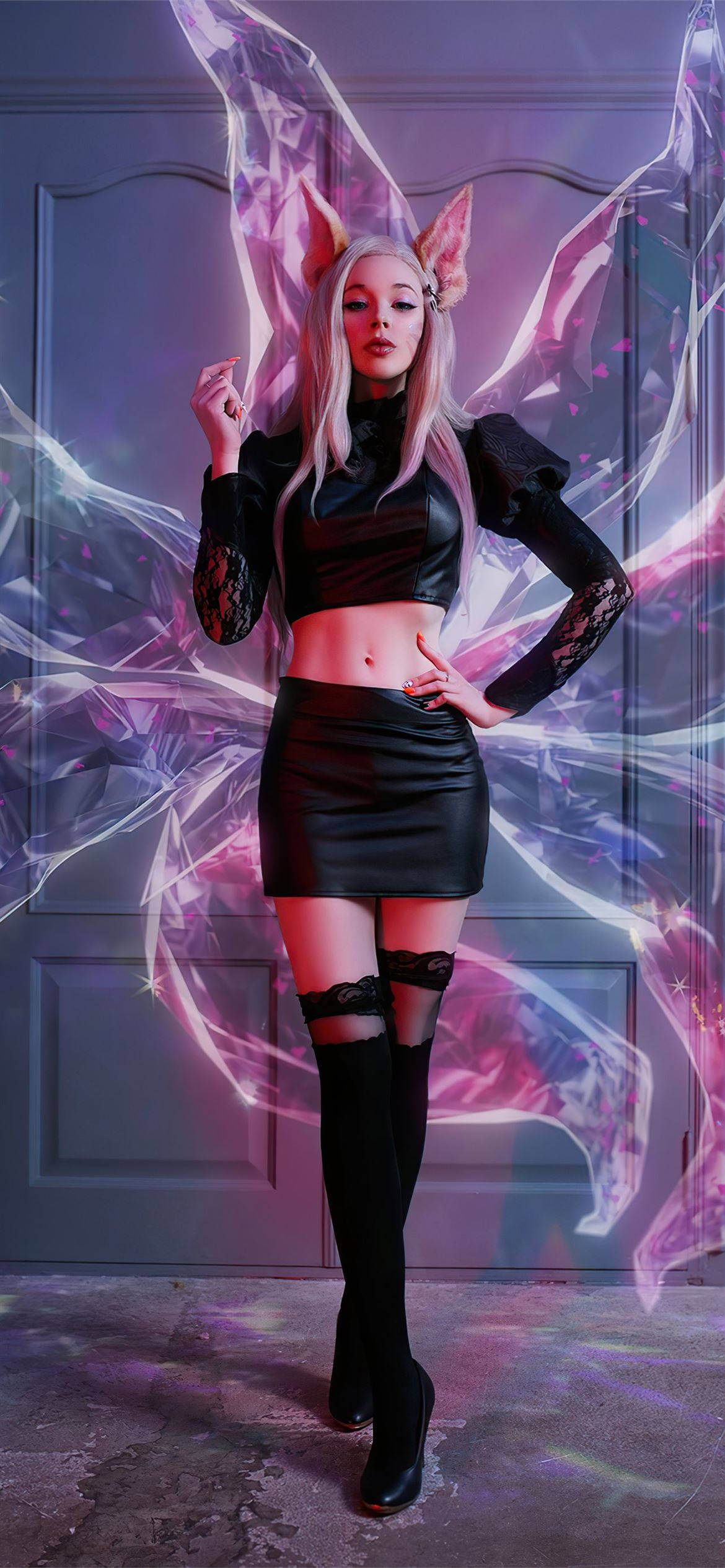 英雄聯盟阿璃Cosplay 壁紙 — 一位擁有狐狸耳朵和發光翅膀的女性，穿著黑色服裝，在紫色門前自信地擺姿勢。