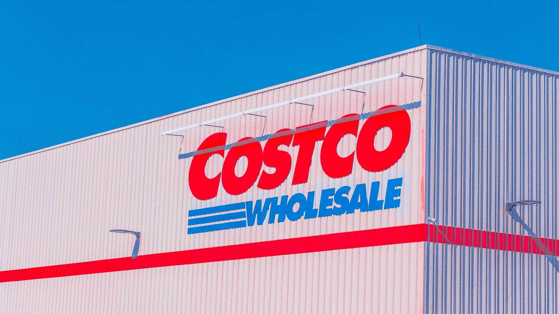 晴朗藍天下的Costco Wholesale倉庫建築。