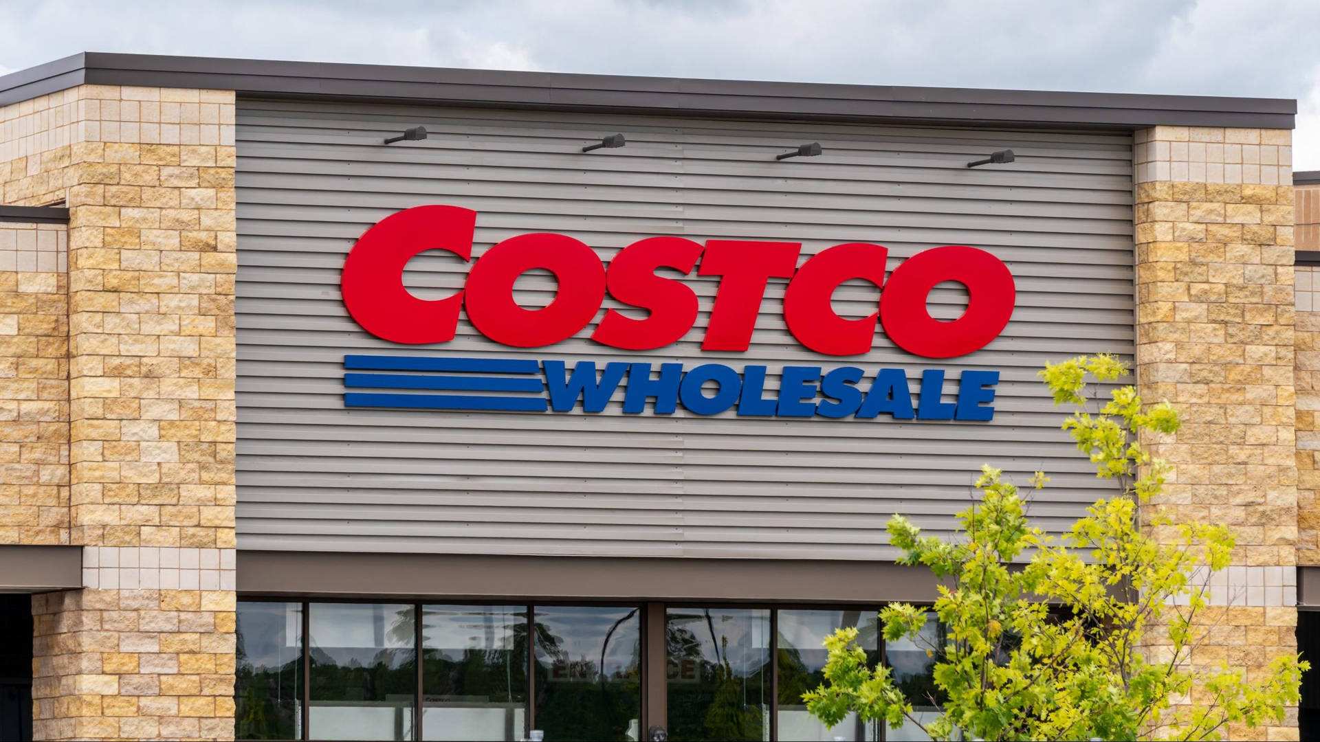 Costco Wholesale 商店正面，帶有紅色和藍色標誌及石柱。