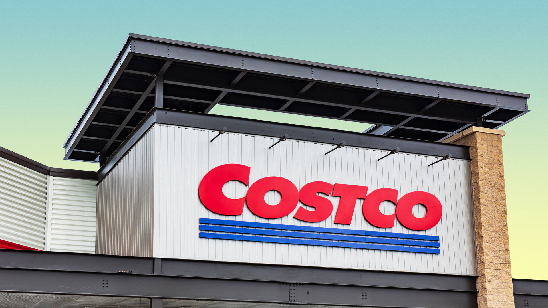 Costco倉庫店面，在漸變天空下，帶有紅色標誌和藍色條紋。