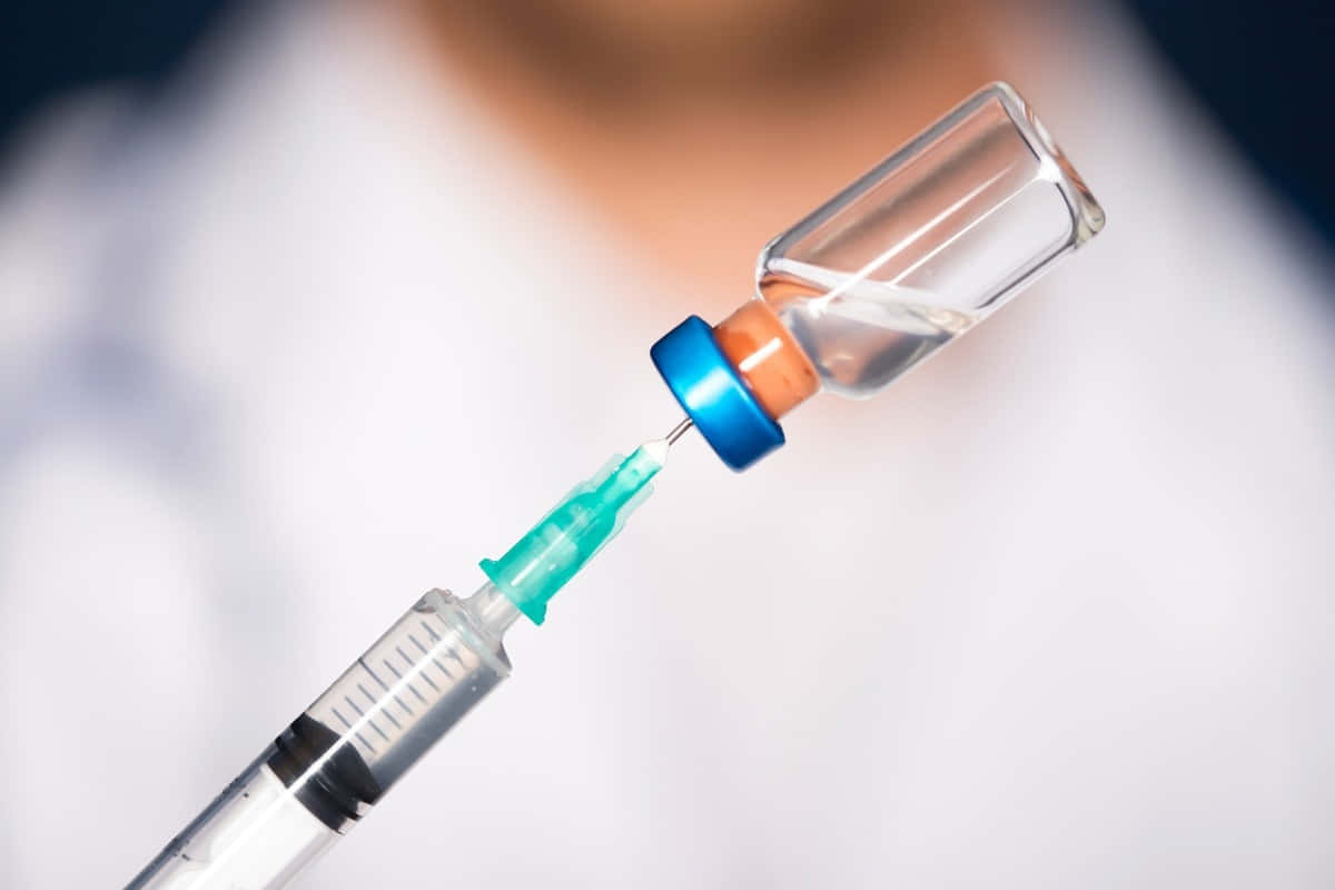 注射器正從玻璃藥瓶中裝入藥物。