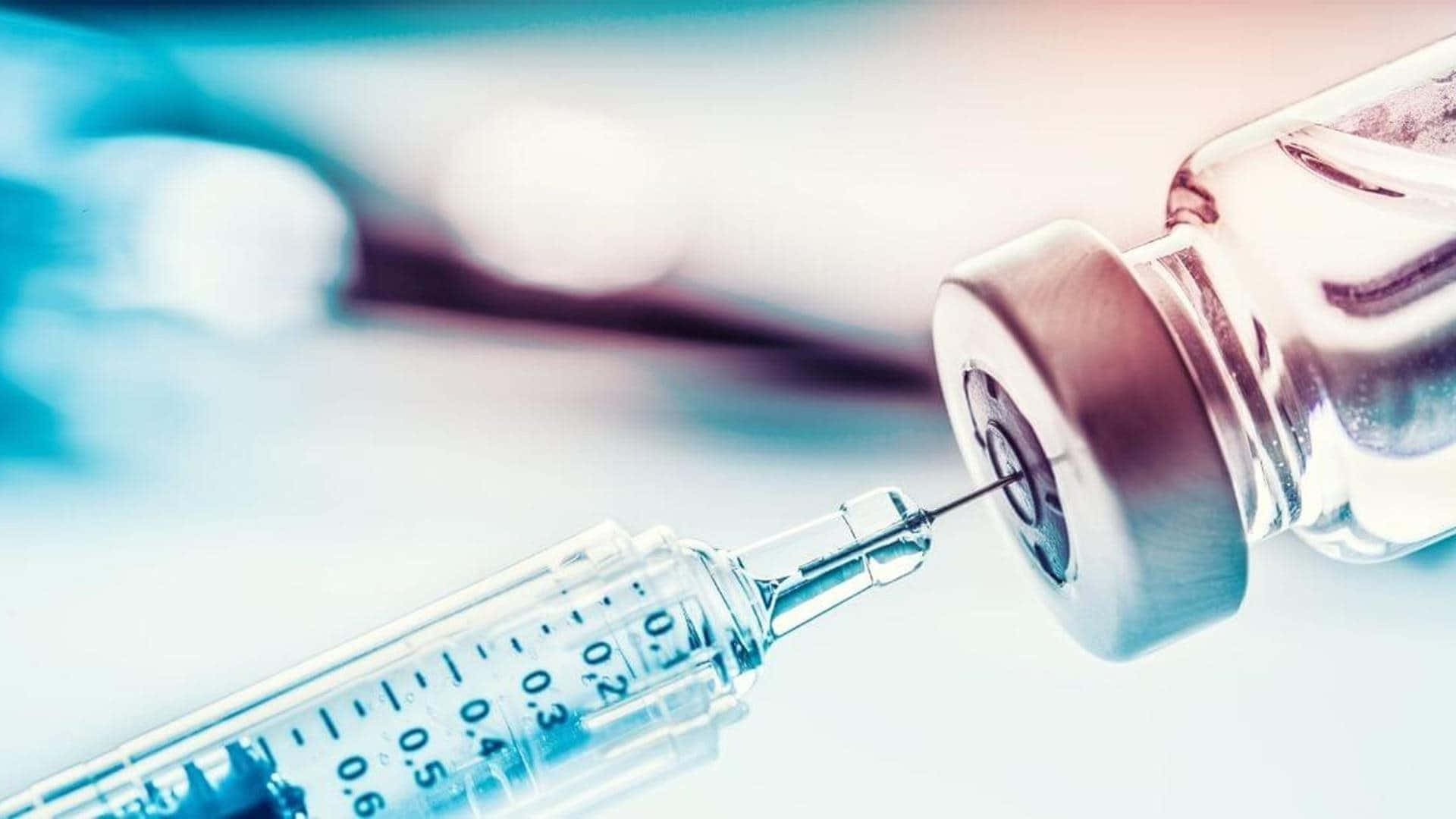 在臨床環境中，注射器從玻璃小瓶中抽取藥物。