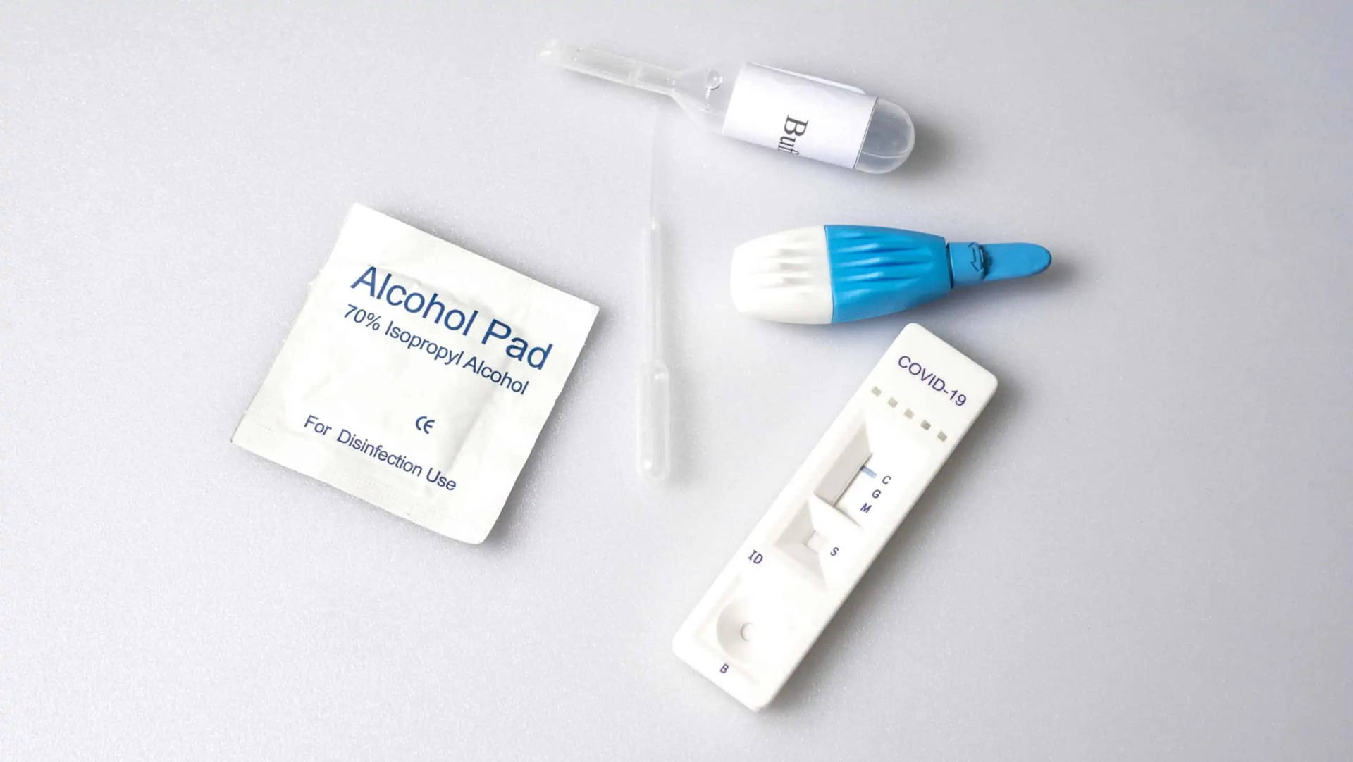 白色背景上的COVID-19快速測試套件，附有拭子和酒精墊。
