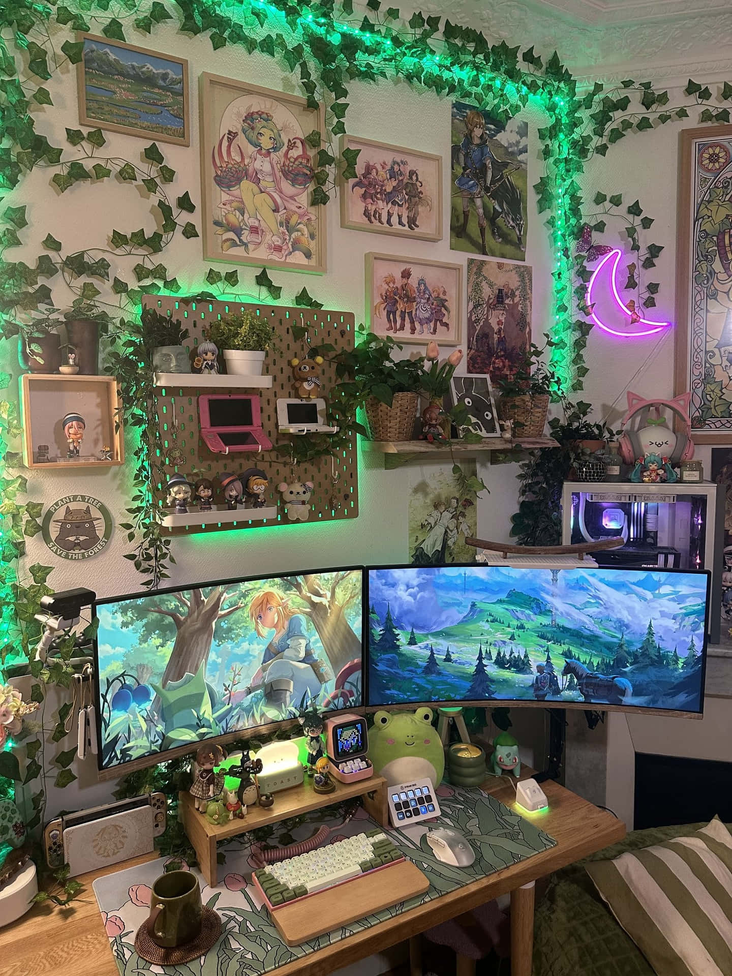 壁紙 — 一個舒適的遊戲設置，配備雙顯示器顯示奇幻場景，周圍環繞著綠色常春藤、霓虹燈和動漫海報。