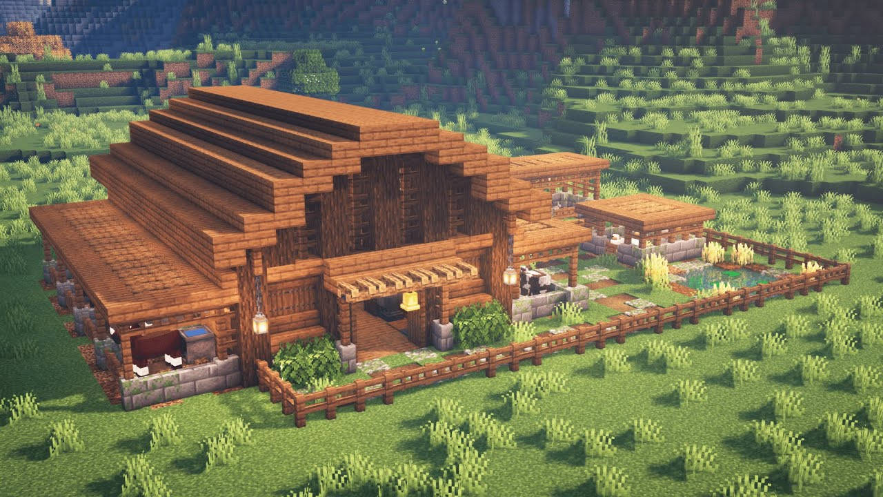 長滿青草的山丘上，設有圍欄庭院和動物的Minecraft木製農舍。