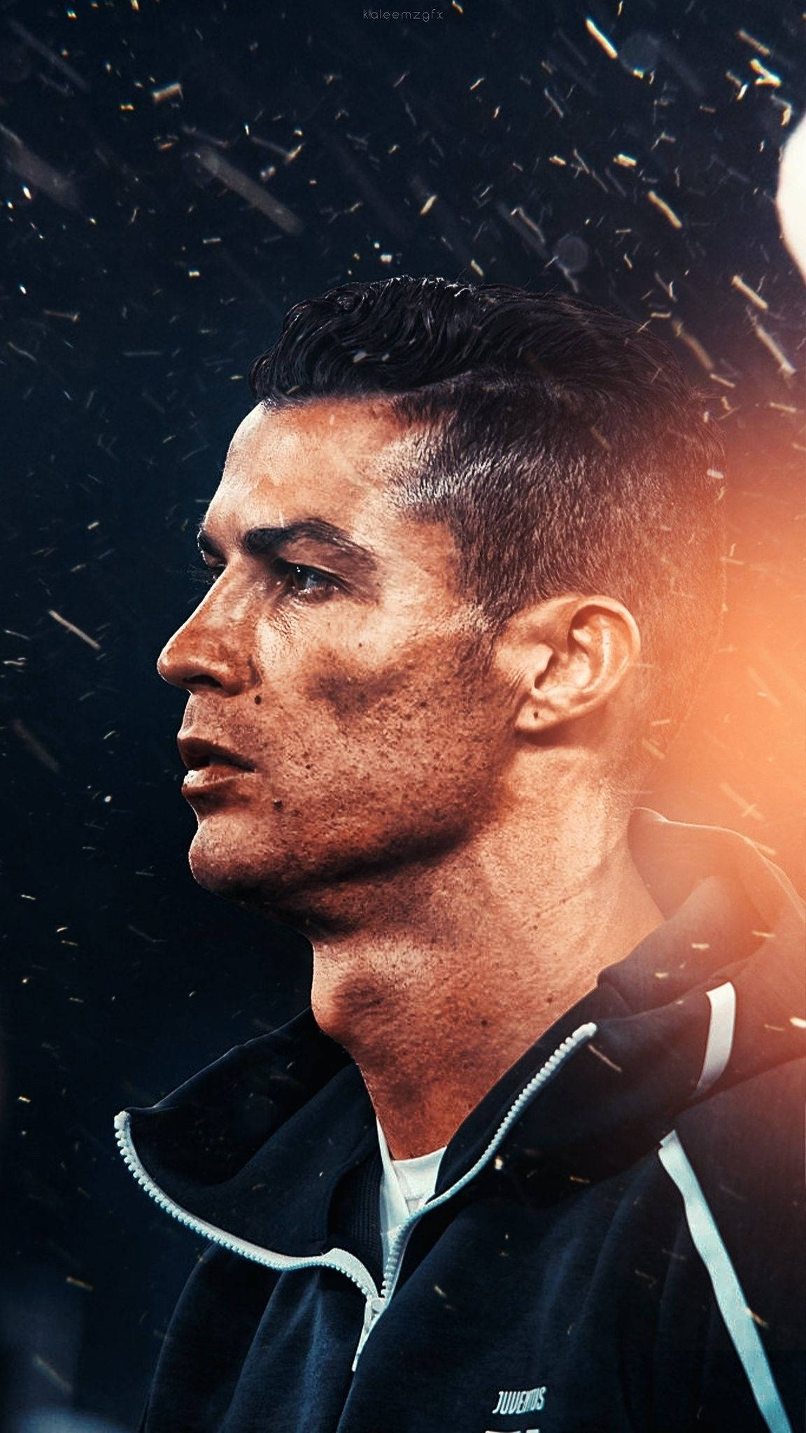 CR7 側面肖像 壁紙 — 基斯坦奴·朗拿度側面身穿祖雲達斯外套，火花在他周圍飛舞，背景深色。