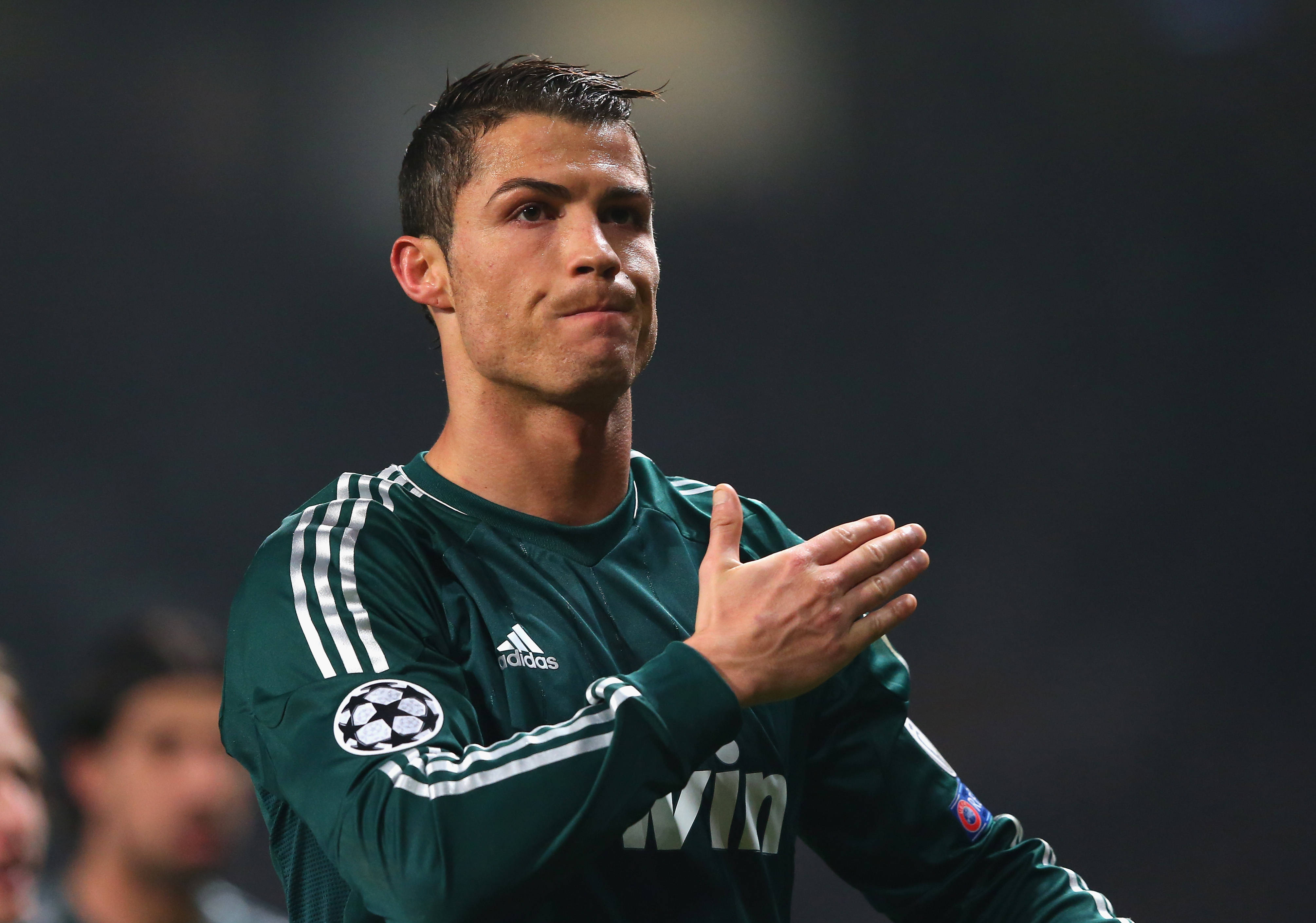 CR7 克里斯蒂亞諾·羅納度 綠色球衣 壁紙 — 基斯坦奴·朗拿度身穿綠色皇家馬德里球衣，在球場燈光下專注地拍手。
