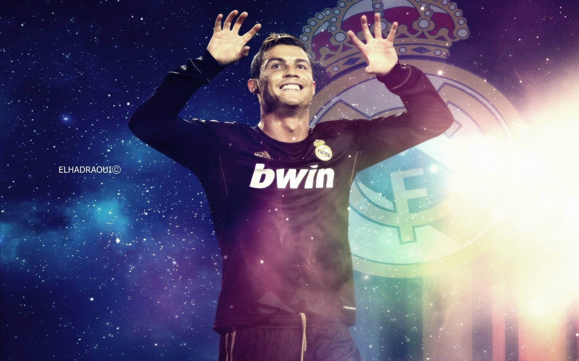 CR7 可愛版克里斯蒂亞諾 壁紙 — 基斯坦奴·朗拿度在閃耀的皇家馬德里標誌背景下，雙手舉起，露出燦爛的笑容。