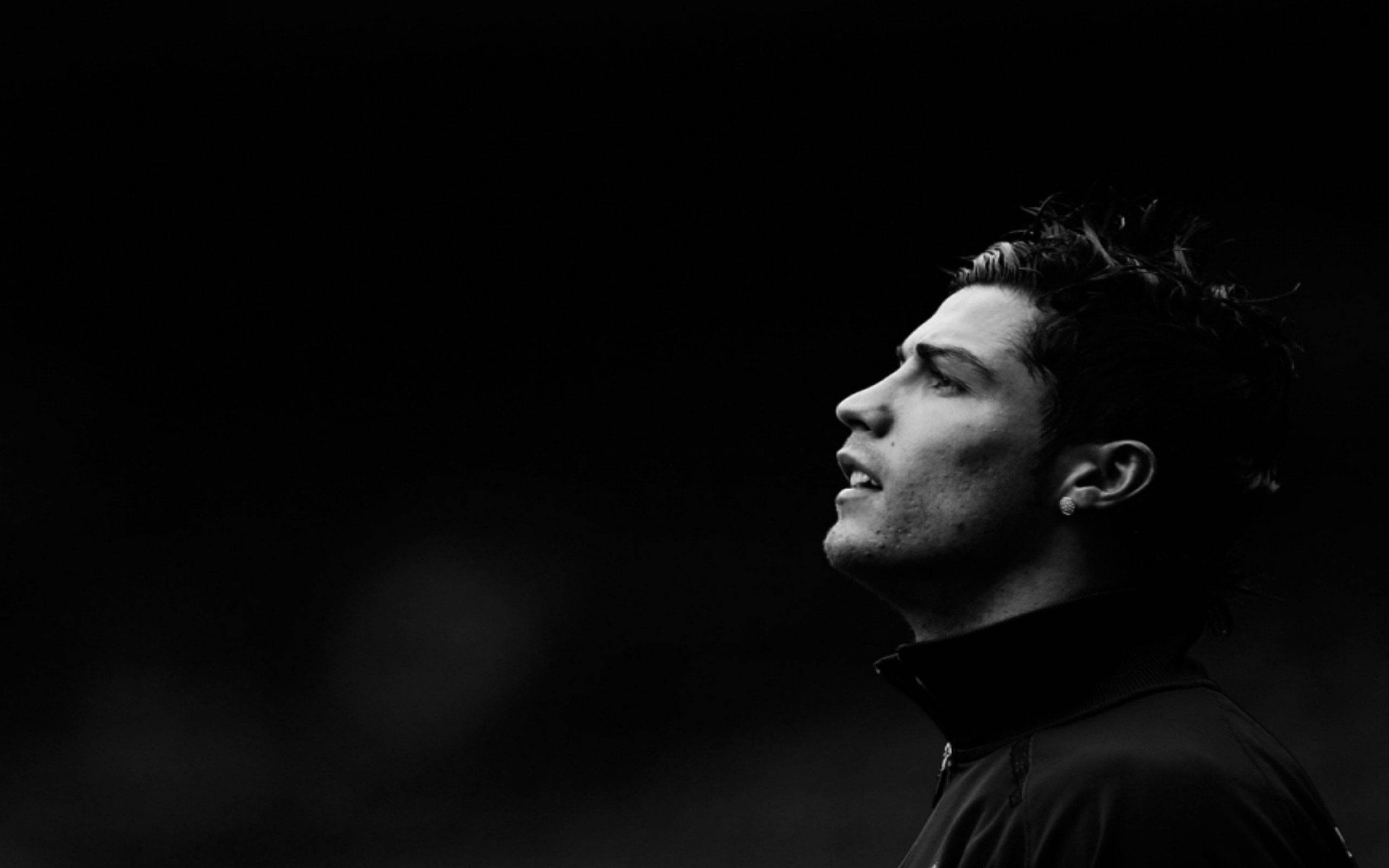 CR7 戲劇性肖像 壁紙 — 基斯坦奴·朗拿度嘅黑白側面肖像，背景深色，向上望，神情專注。