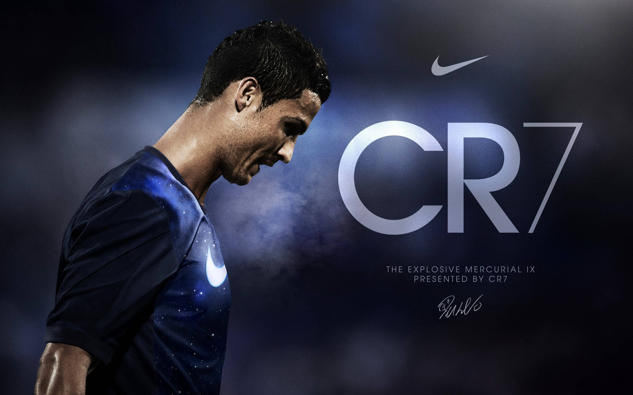 CR7 深藍風格 壁紙 — 一位專注的足球運動員身穿藍色球衣，在煙霧瀰漫的深色背景中，凝視著發光的CR7品牌標誌。