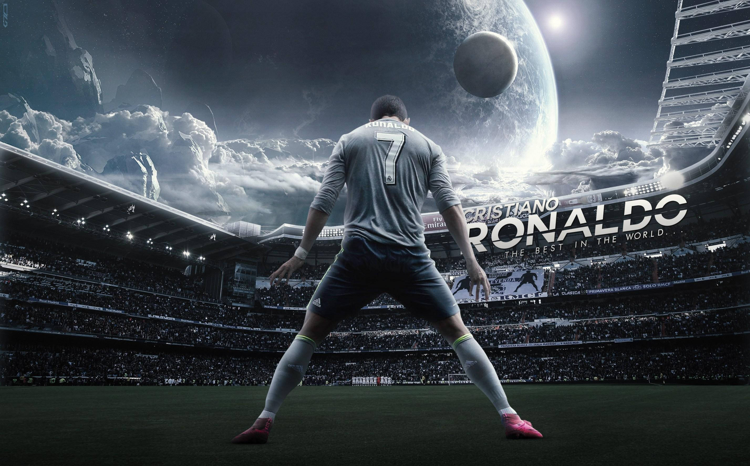 CR7 電影感球場 壁紙 — 一名足球運動員在體育場內，天空中有巨大的行星和月亮在看台上方。