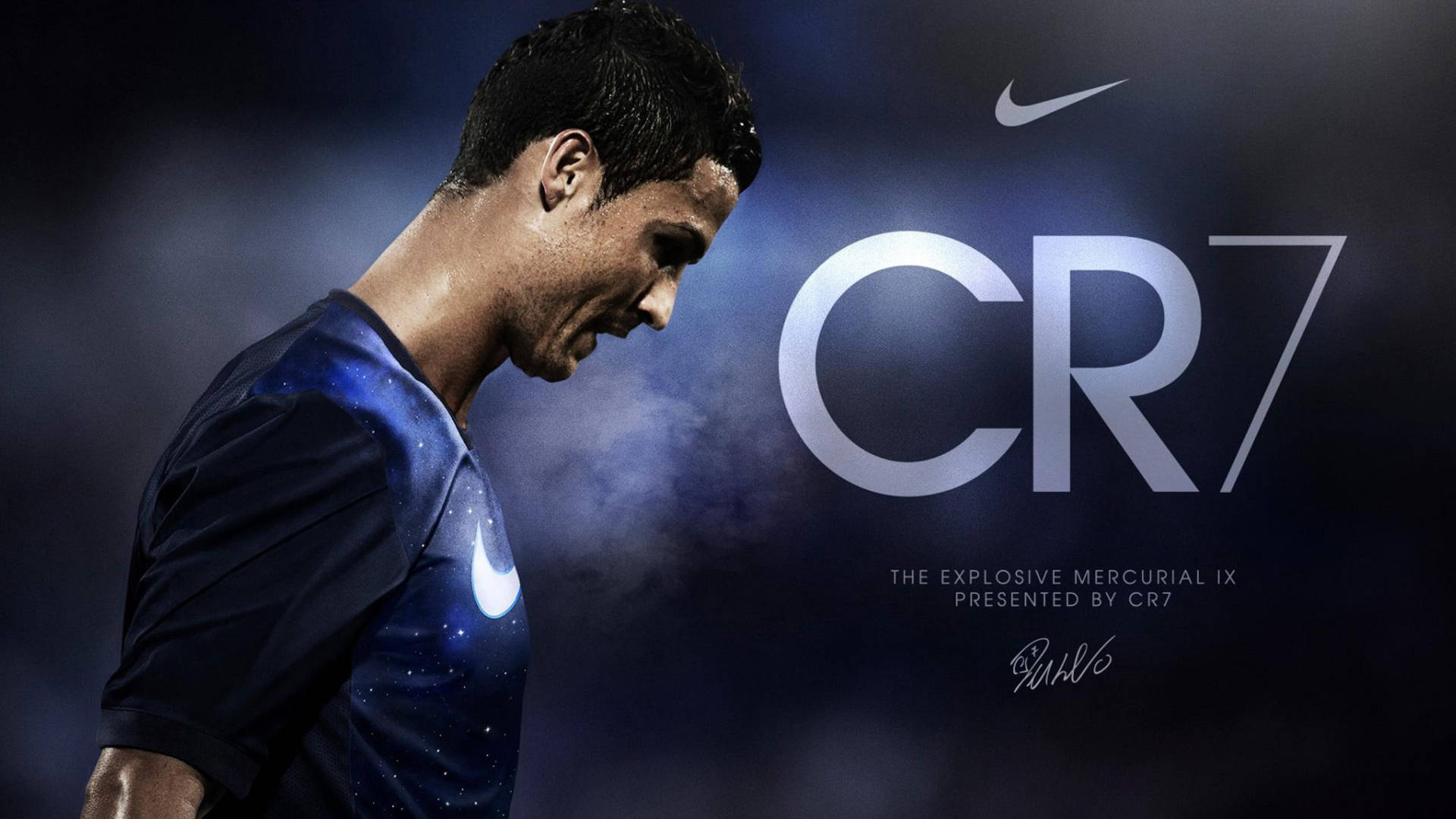 基斯坦奴·朗拿度身穿藍色球衣，帶有CR7品牌標誌和Nike標誌