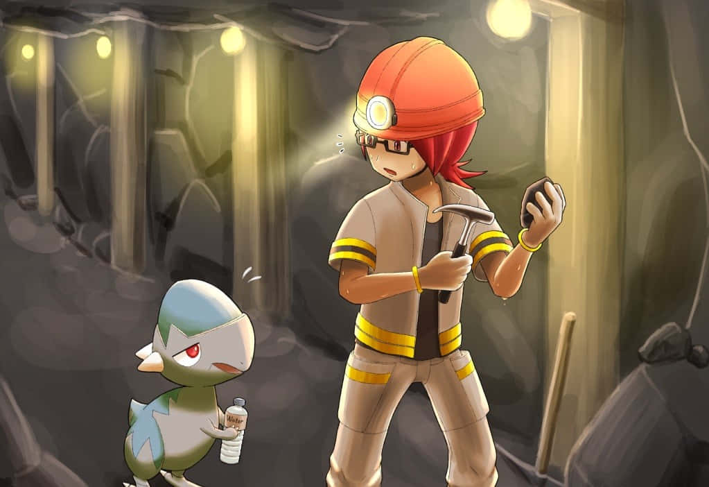 Cranidos 與訓練家 Roark 地下場景 壁紙 — 一個紅髮礦工戴著橙色頭盔，在一個光線昏暗的洞穴裡，用鎚子挖掘，旁邊有一隻藍白色的小精靈拿著水樽。