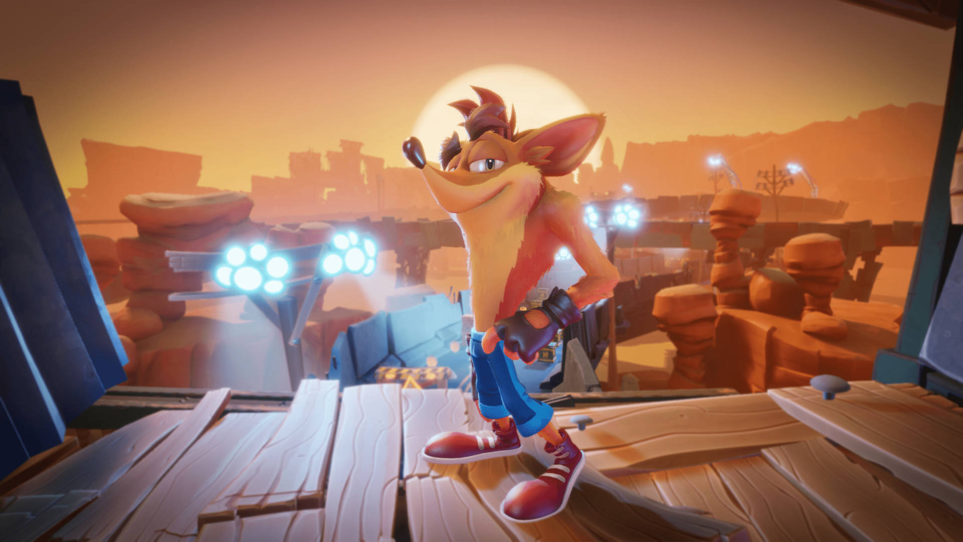 Crash Bandicoot 在沙漠峽谷中的木製平台上，夕陽西下，有發光的燈光。