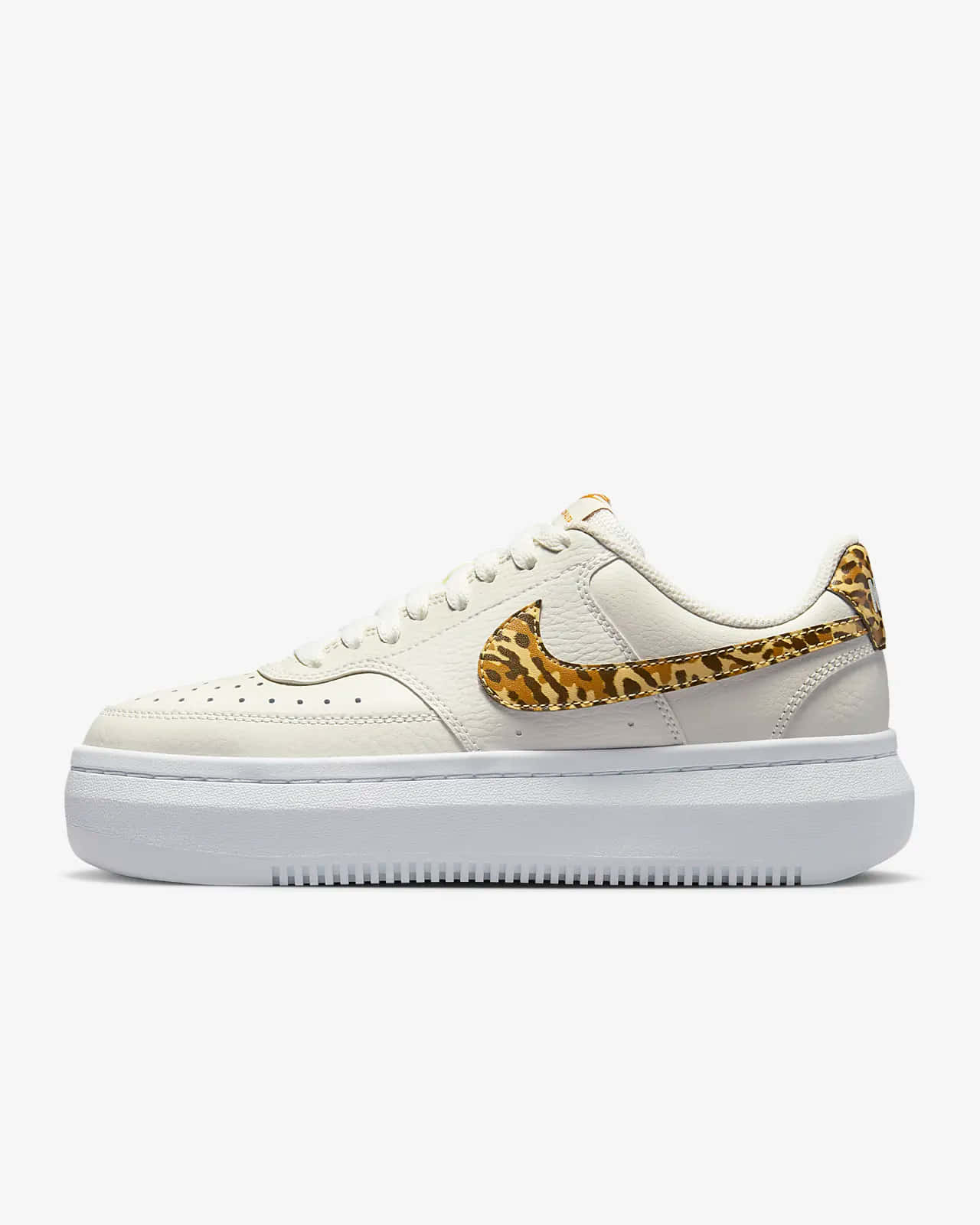 感受Nike的力量，抓住不可擋的瞬間 壁紙 — 一對奶油色Nike運動鞋，帶有醒目的豹紋勾勾和厚白色鞋底，背景簡潔。
