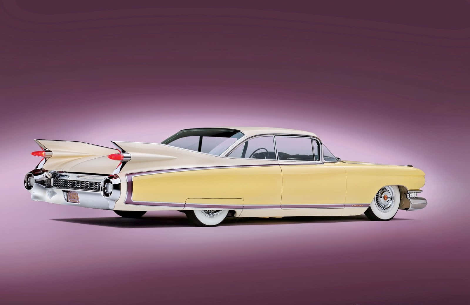 Cadillac Deville 桌布 壁紙 — 一輛奶油黃色的1959年凱迪拉克，帶有尾鰭和鍍鉻細節，側面站立在紫色漸變背景上。