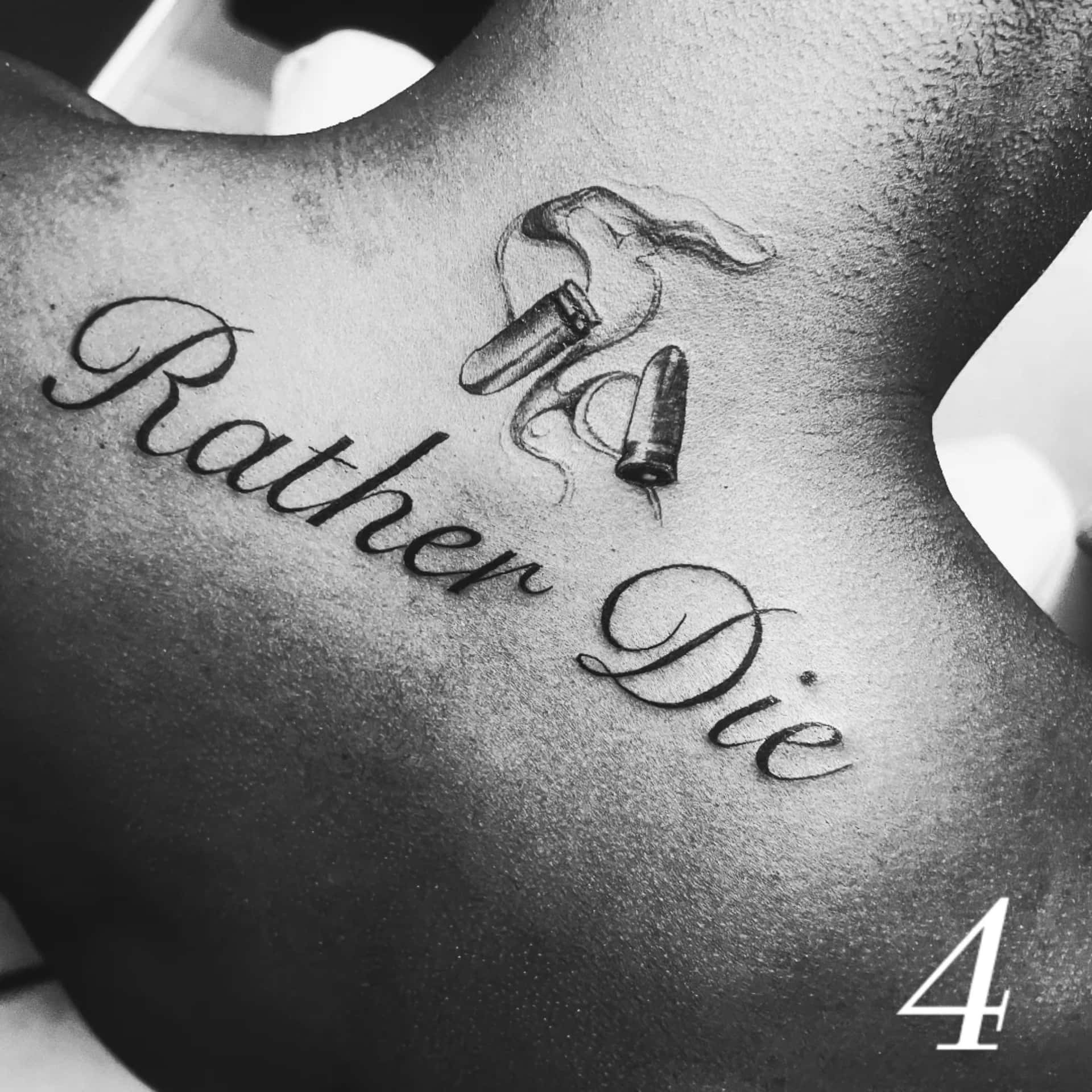背上的紋身寫著「Rather Die」，上方有兩個彈殼和煙霧。